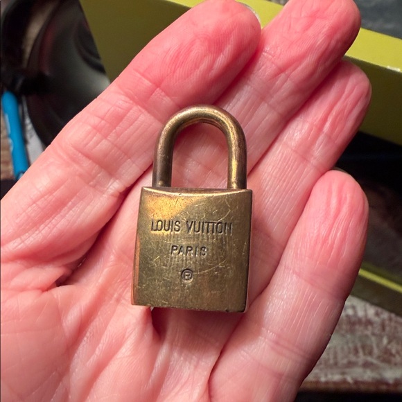 Vintage Authentic Louis Vuitton Key 🔑 I Only - Picture 2 of 3
